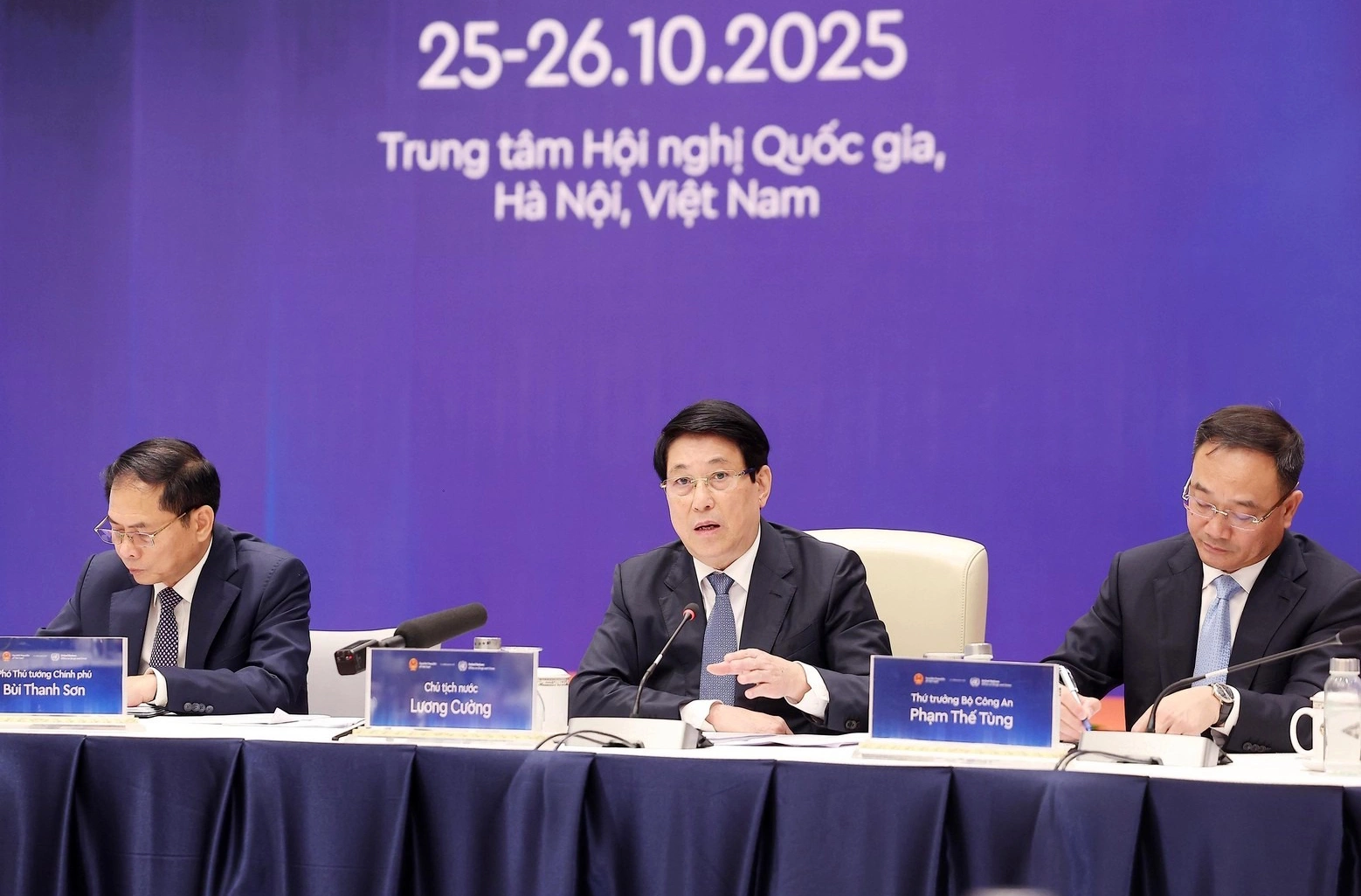 Chủ tịch nước Lương Cường kiểm tra buổi tổng duyệt Lễ mở ký Công ước Hà Nội, ngày 23/10. Ảnh: TTXVN